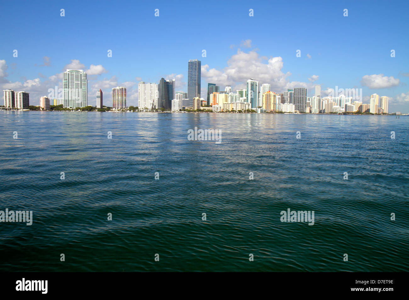 Miami Florida, Biscayne Bay, skyline della città, Brickell, centro, acqua, grattacieli, grattacieli di altezza grattacieli costruire edifici condominio residenza Foto Stock