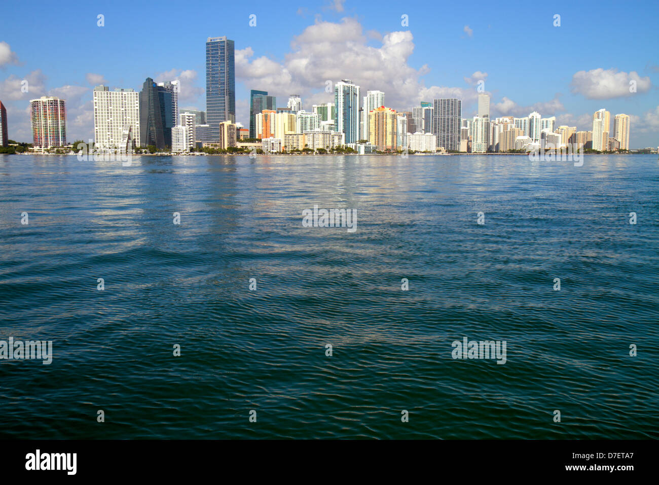 Miami Florida,Biscayne Bay Water,City skyline cityscape,Brickell,Downtown,Water,grattacieli,grattacieli grattacieli in alto edificio condom grattacieli Foto Stock