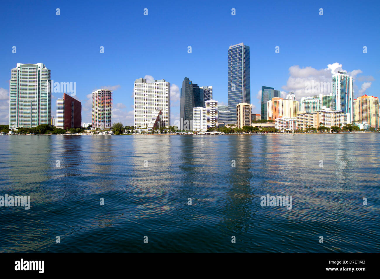 Miami Florida, Biscayne Bay, skyline della città, Brickell Avenue, acqua, grattacieli, grattacieli grattacieli di alto livello edificio edifici condominio residenziale Foto Stock