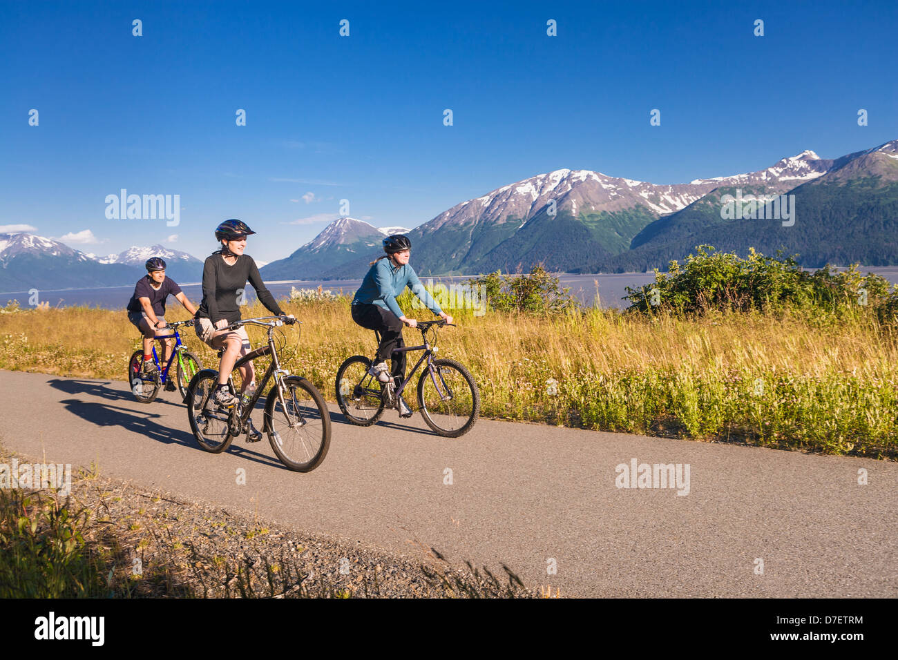 Due donne e un uomo in bicicletta sul punto di uccelli a girdwood bike trail turnagain arm;Anchorage in Alaska Stati Uniti d'America Foto Stock