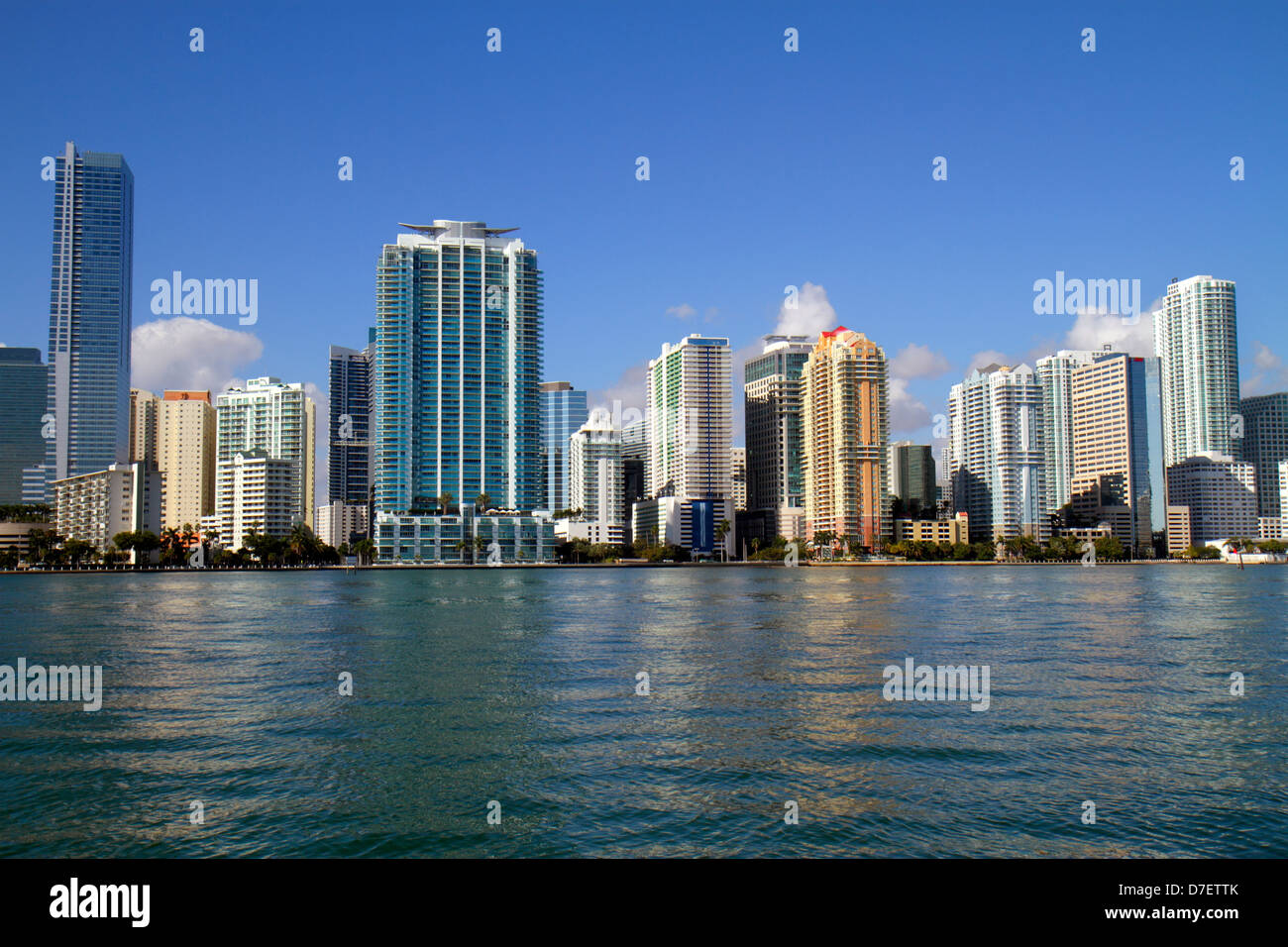 Miami Florida,Biscayne Bay Water,City skyline cityscape,Brickell Avenue,acqua,grattacieli,grattacieli grattacieli in alto edificio condomin edifici grattacieli Foto Stock