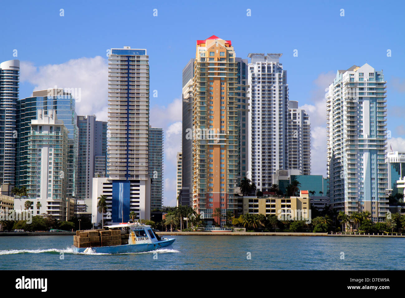 Miami Florida,Biscayne Bay Water,City skyline cityscape,Brickell Avenue,acqua,grattacieli,grattacieli grattacieli in alto edificio condomin edifici grattacieli Foto Stock