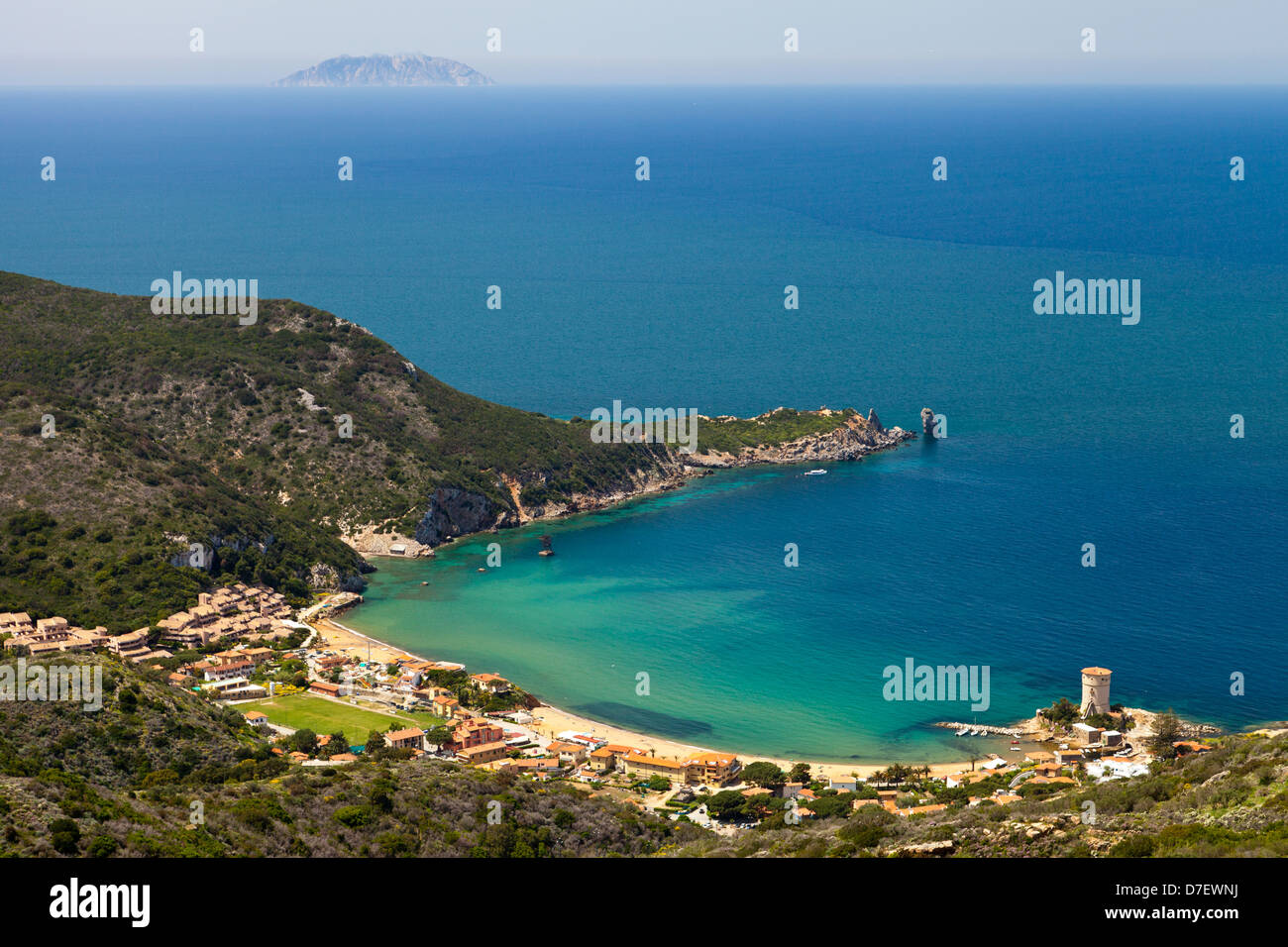 Golfo di Campese, Isola del Giglio con l'Isola di Montecristo sullo sfondo (Italia) Foto Stock