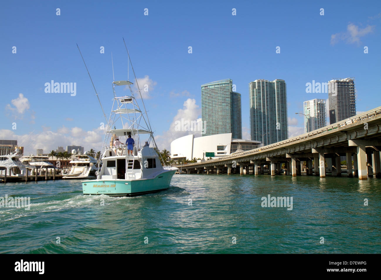 Miami Florida, Biscayne Bay Water, Biscayne Boulevard, skyline, acqua, grattacieli, grattacieli grattacieli di alto livello edificio edifici condominio condominio Foto Stock