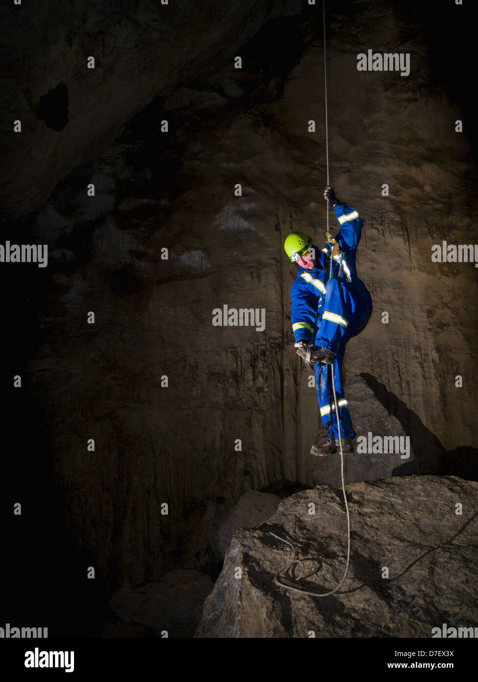 Voce maschile speleologo salendo una corda per uscire da una grotta;Crowsnest pass Alberta Canada Foto Stock