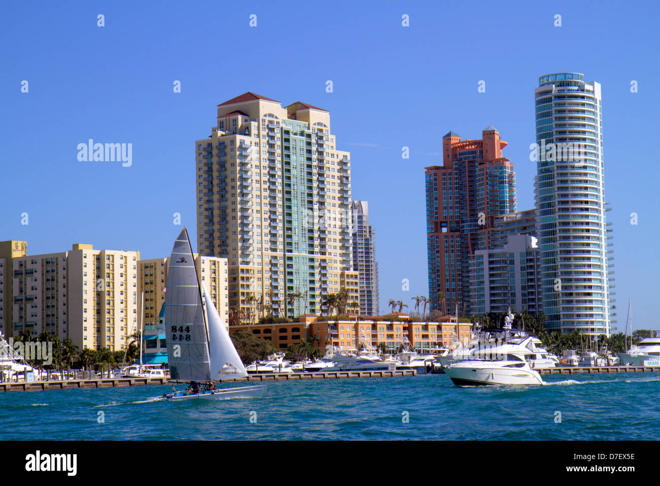Miami Beach Florida, Biscayne Bay, appartamenti residenziali condominio edificio edifici alloggio, skyline della città, grattacieli grattacieli alti grattacieli Foto Stock