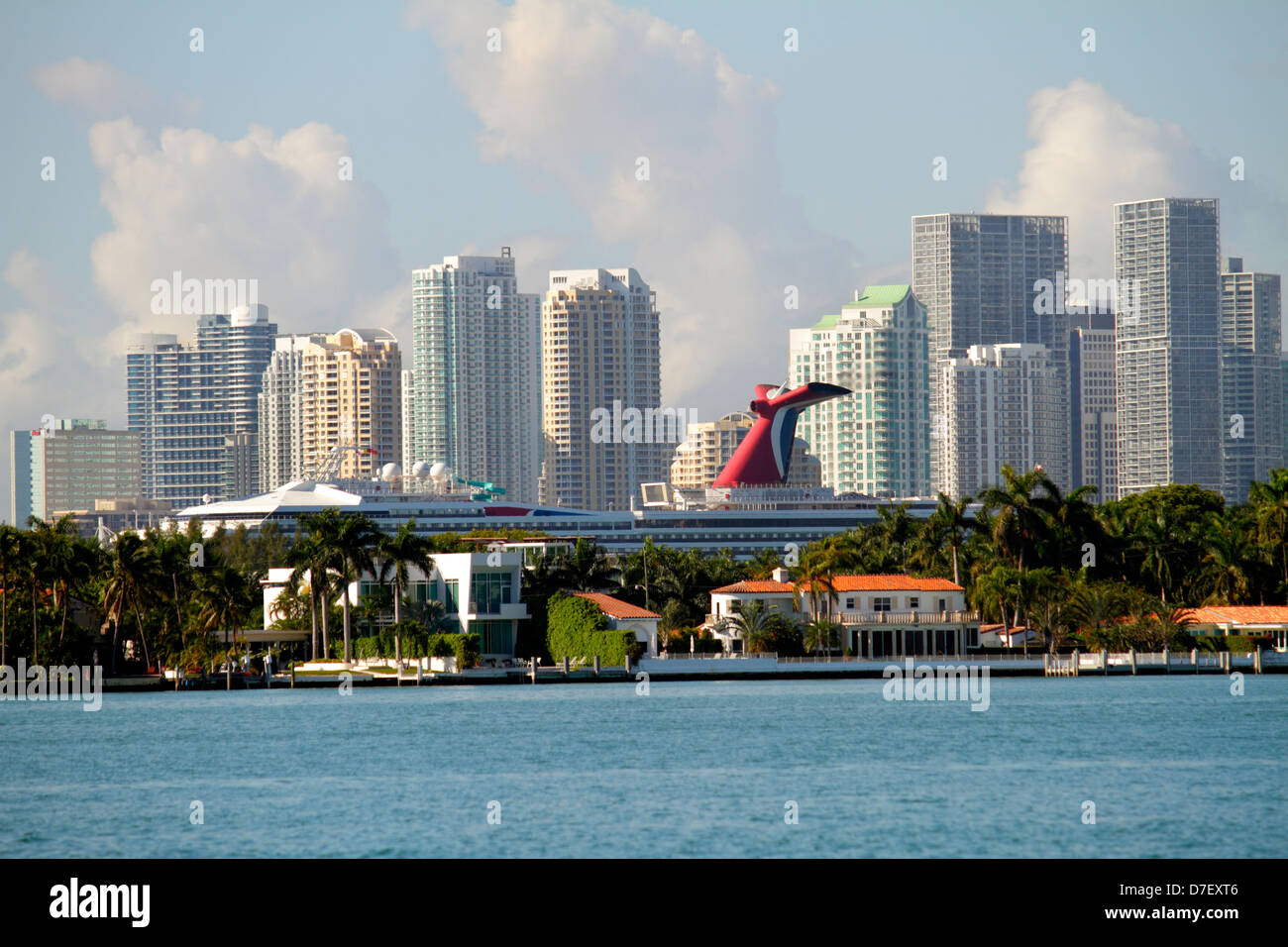 Miami Beach Florida, Biscayne Bay, città, skyline, grattacieli, edifici, skyline della città, acqua, Star Island, nave da crociera, Carnival Cruise Lines, grattacielo alto Foto Stock