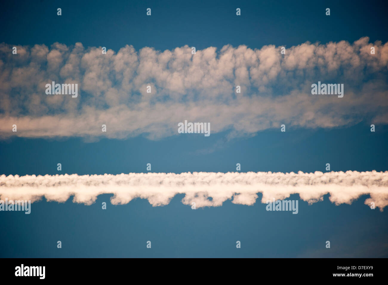 Due parallele aereo sentieri condesation contro il cielo chiaro Foto Stock