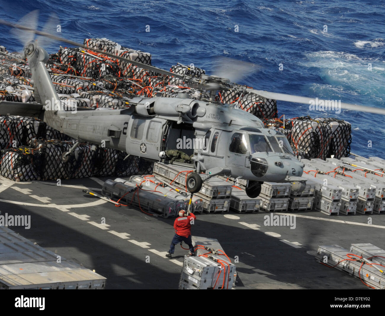 Un mare Hawk elicottero rifornisce USS Nimitz. Foto Stock