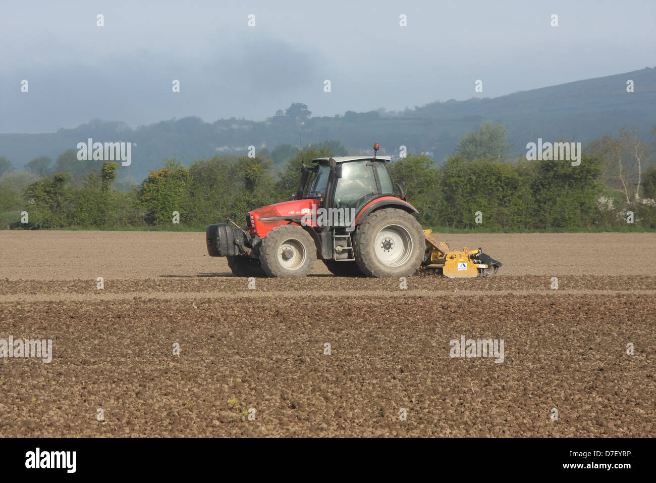 Agricoltore approfittando del bel tempo per lavorare il suo paese in una domenica, Maggio 2013 Foto Stock