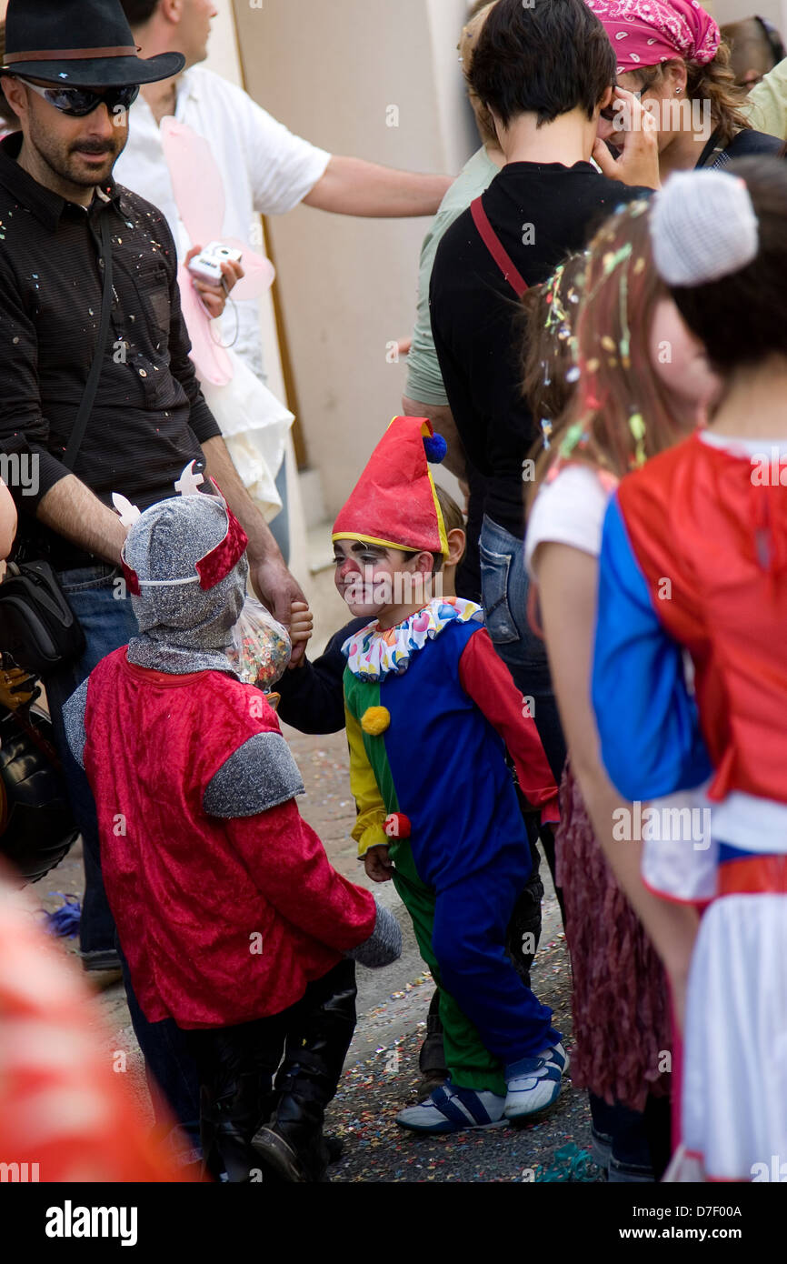 I bambini che indossano maschere di carnevale in un villaggio tradizionale sagra nella regione Languedoc del sud della Francia Foto Stock
