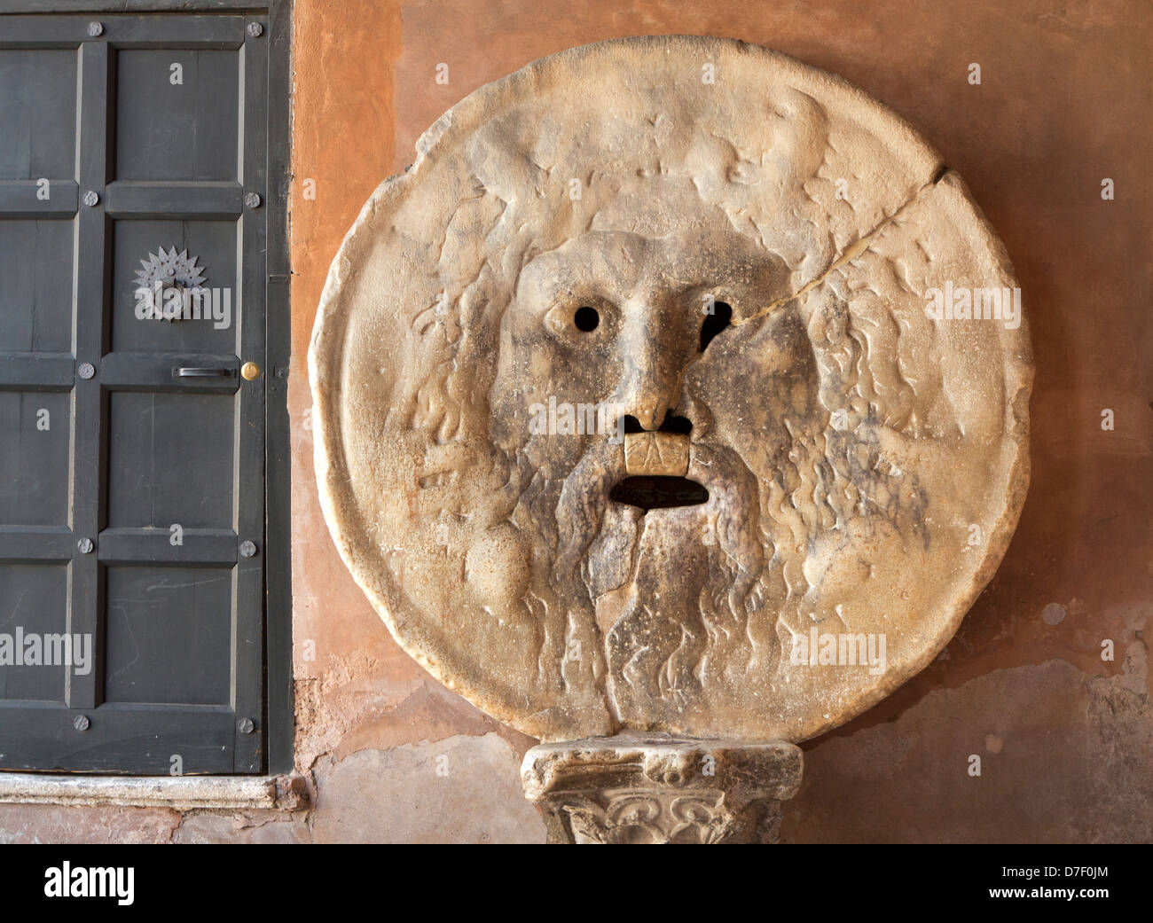 La Bocca della Verità ("la Bocca della Verita'), nella bellissima chiesa paleocristiana di Santa Maria in Cosmedin a Roma Foto Stock