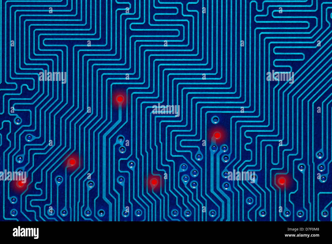 Blue scheda a circuito stampato o astratta sfondo rosso con punti di illuminazione Foto Stock