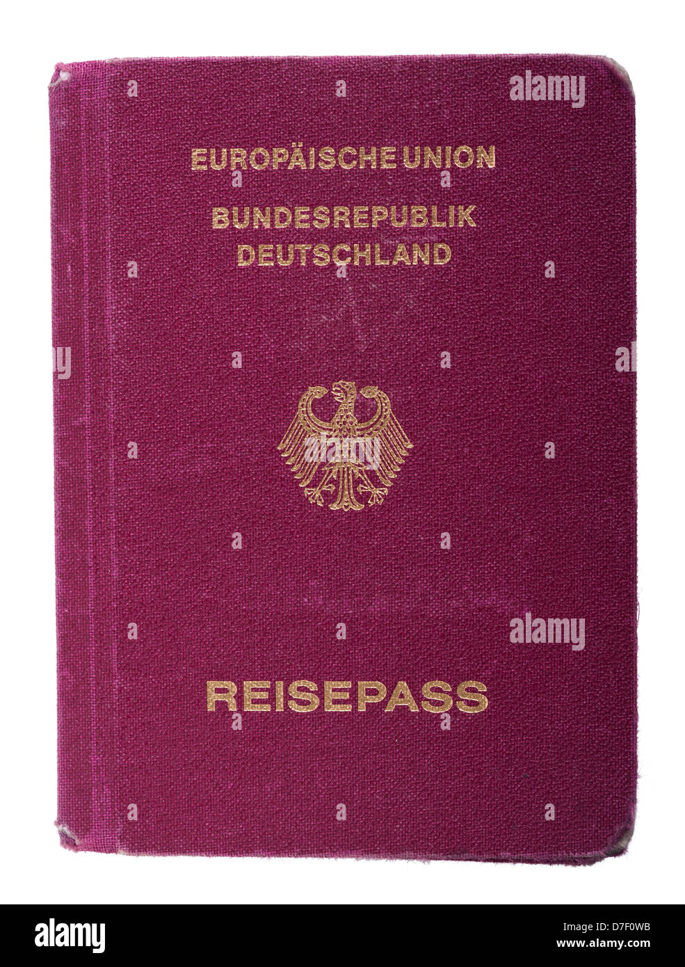Un usurato utilizzato passaporto tedesco isolato su sfondo bianco. Foto Stock