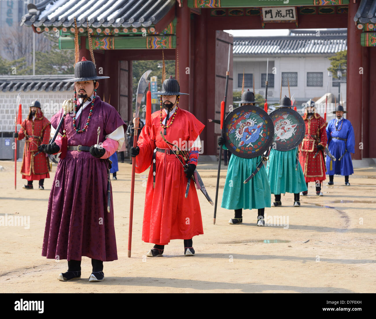 Guardia reale in costume presso il Palazzo Gyeongbokgung a Seul, in Corea del Sud. Foto Stock Guardia reale in costume presso il Palazzo Gyeongbokgung a Seul, in Corea del Sud. Foto Stock