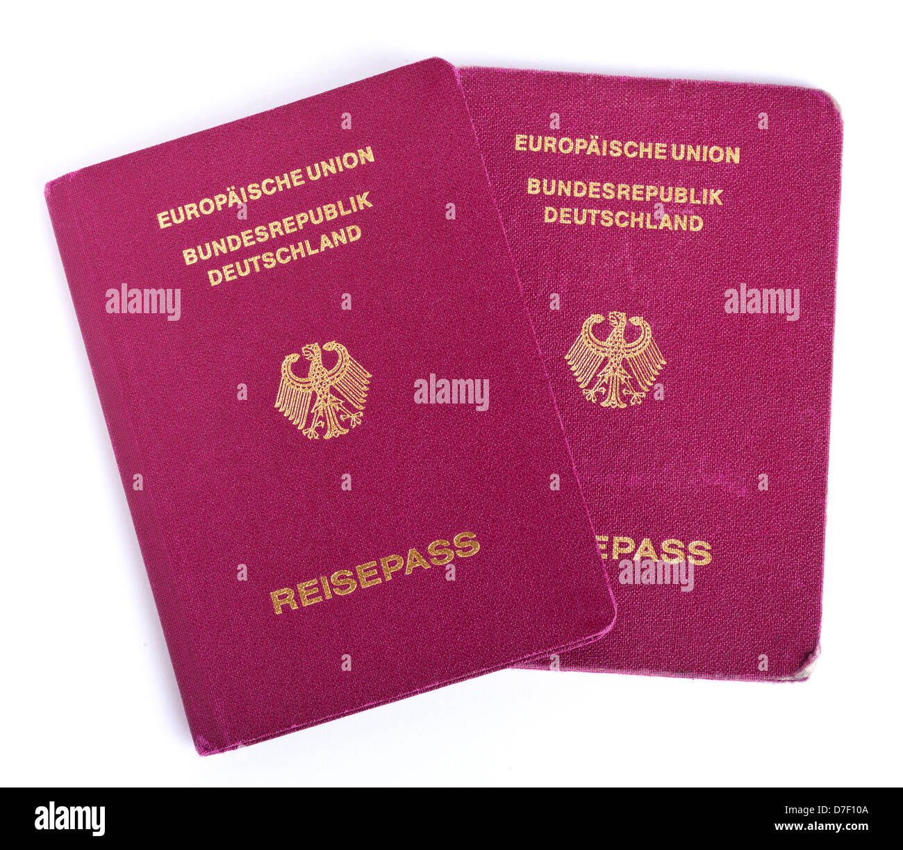 Due passaporto tedesco isolato su sfondo bianco. Foto Stock