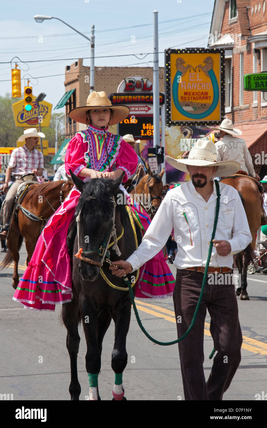 Annuale di Cinco de Mayo parade nel quartiere Mexican-American del sud-ovest di Detroit. Foto Stock