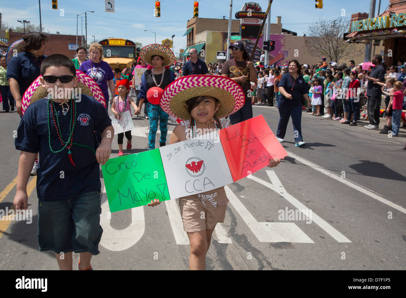 Annuale di Cinco de Mayo parade nel quartiere Mexican-American del sud-ovest di Detroit. Foto Stock