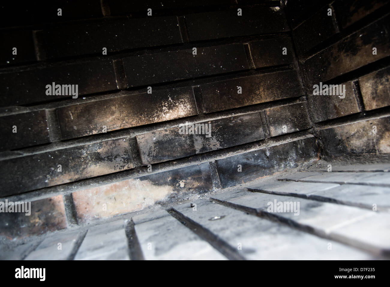 Foto dell'interno di un usato forno di mattoni. Foto Stock