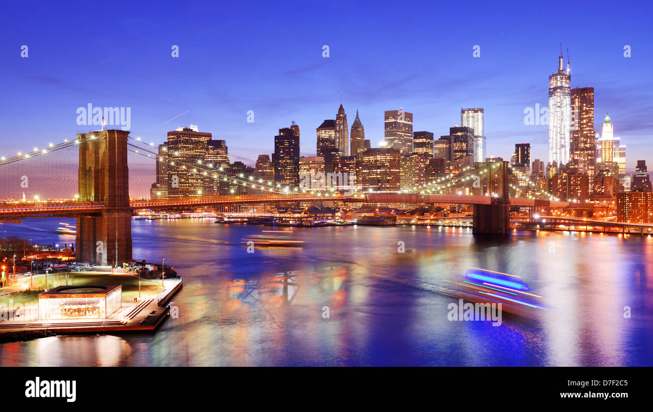 La parte inferiore di Manhattan dal di sopra della East River in New York City. Foto Stock