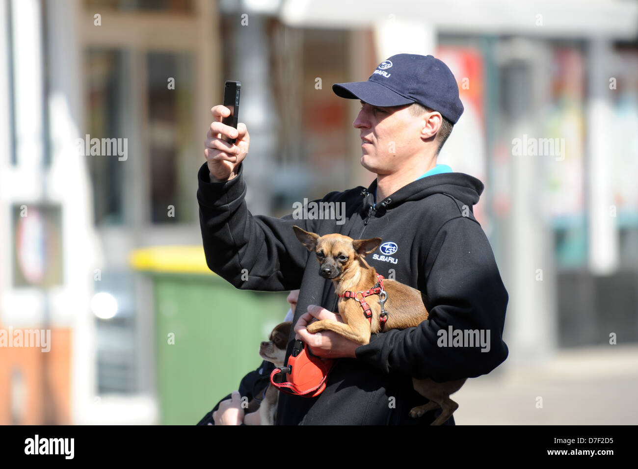 Un cittadino giornalista utilizzando un telefono cellulare. Foto Stock