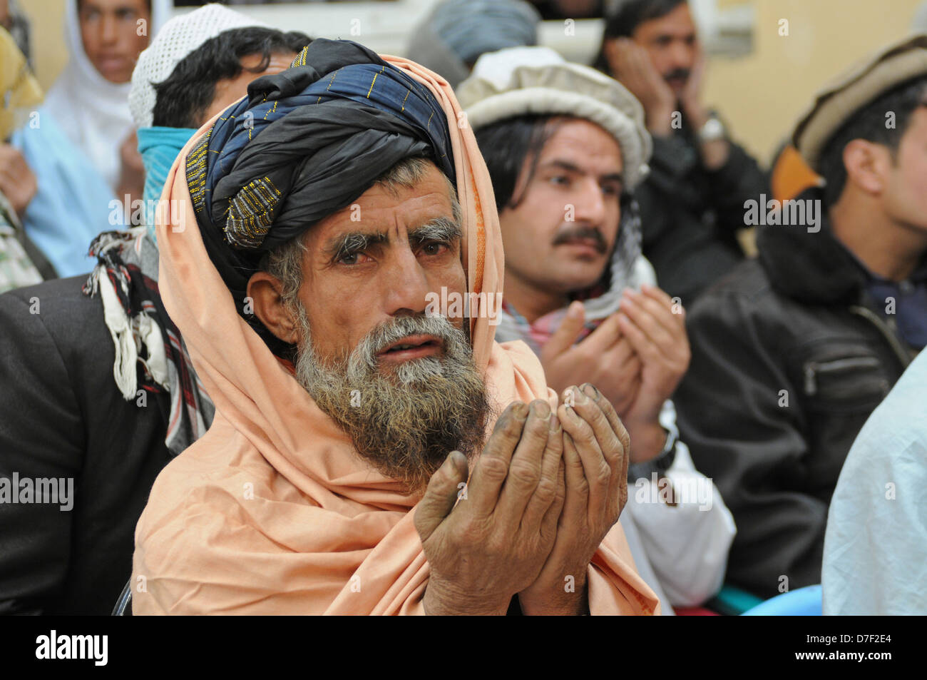 Gli abitanti di un villaggio afgano pregare durante un incontro shura Ottobre 20, 2012 in provincia di Laghman, Afghanistan. Foto Stock
