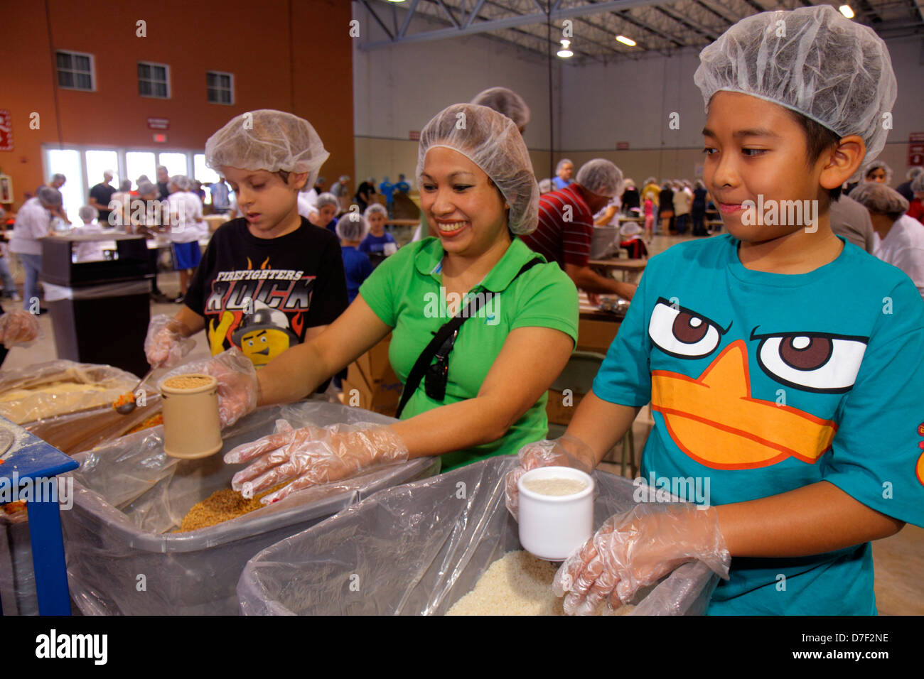 Miami Florida,Miami Dade County Fair & Expo,Feed My Starving Children,volontari volontari volontari lavoratori del lavoro,lavoro di squadra che lavorano insieme Foto Stock