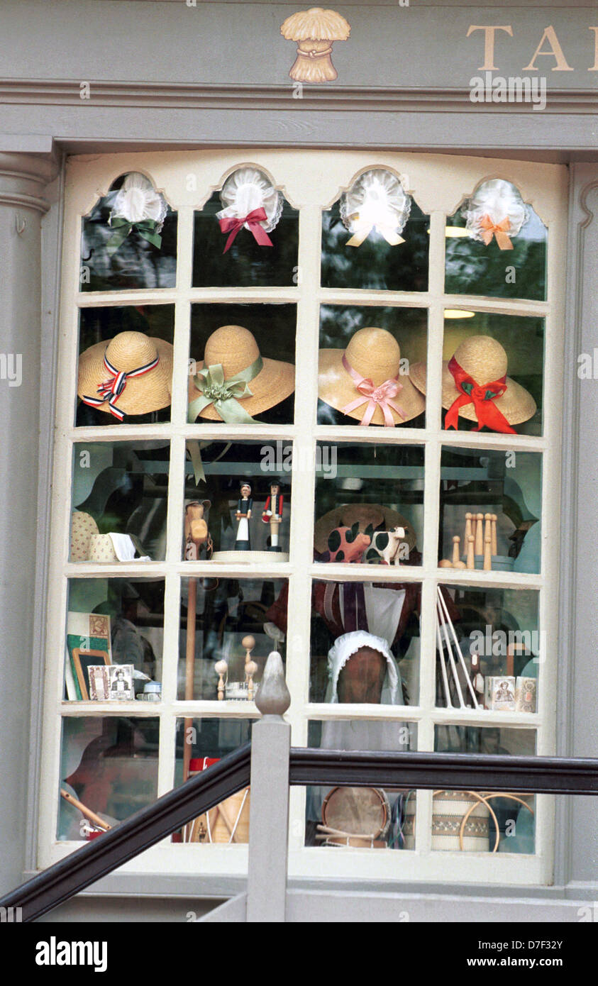 Finestra con colleghe cappelli Colonial Williamsburg, Virginia, onorevoli cappelli, Williamsburg cappelli, Foto Stock