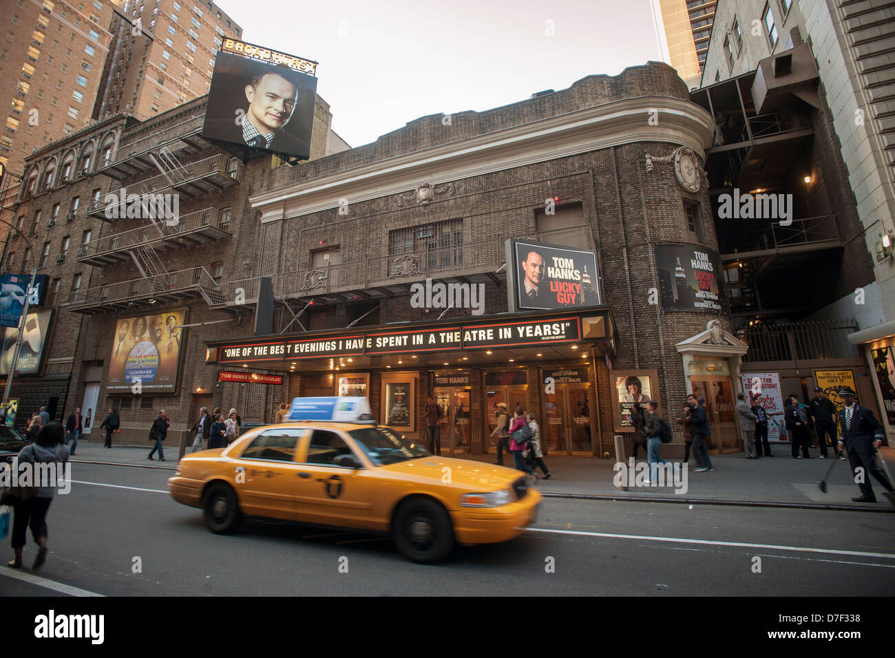 Amanti del teatro appena prima tenda al di fuori del Broadhurst Theatre di New York dove 'Lucky Guy' con Tom Hanks è in esecuzione Foto Stock