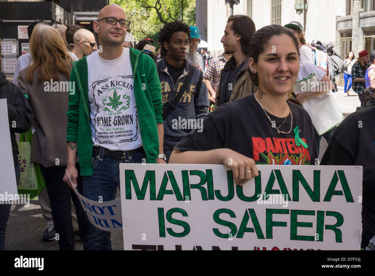 Sostenitori della legalizzazione della marijuana marzo a New York Foto Stock