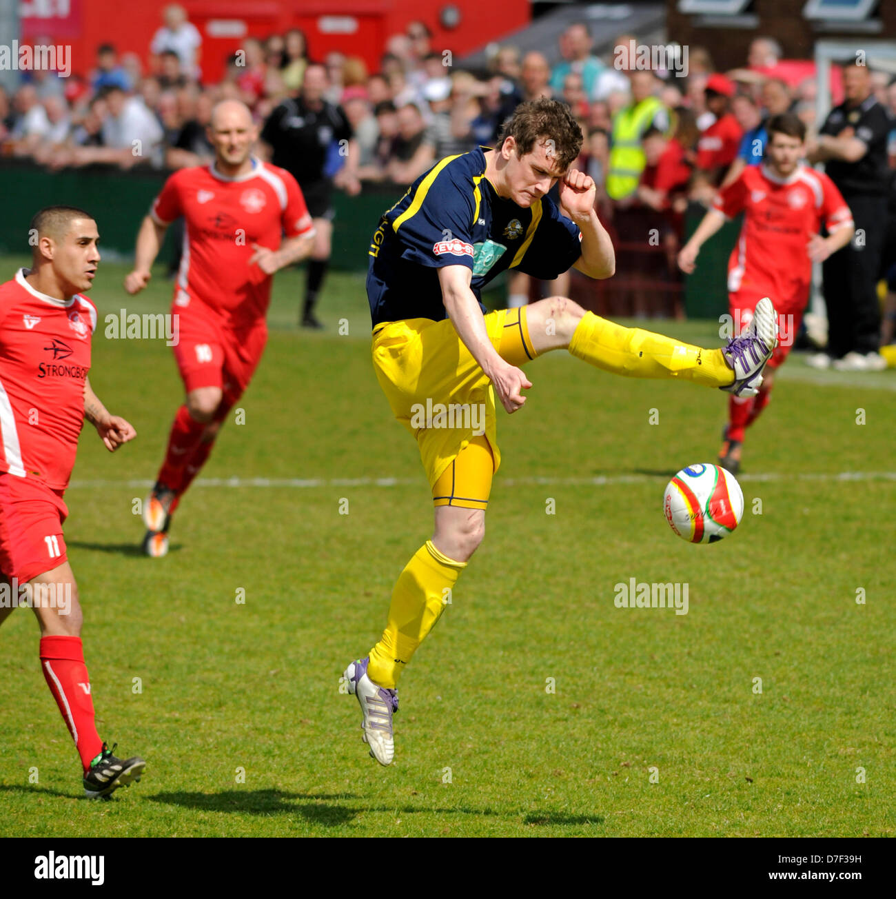 Hemel Hempstead, Herts, Regno Unito. Il 6 maggio 2013. Hemel Hempstead - Evostik Southern Premier League Division Play Off finale - vincitori Gosport Borough vengono promossi alla conferenza campionato dopo una pena 5-4 shoot out la vittoria a Hemel Hempstead Town - 6 maggio 2013 foto di persone Press/Alamy Live News Foto Stock