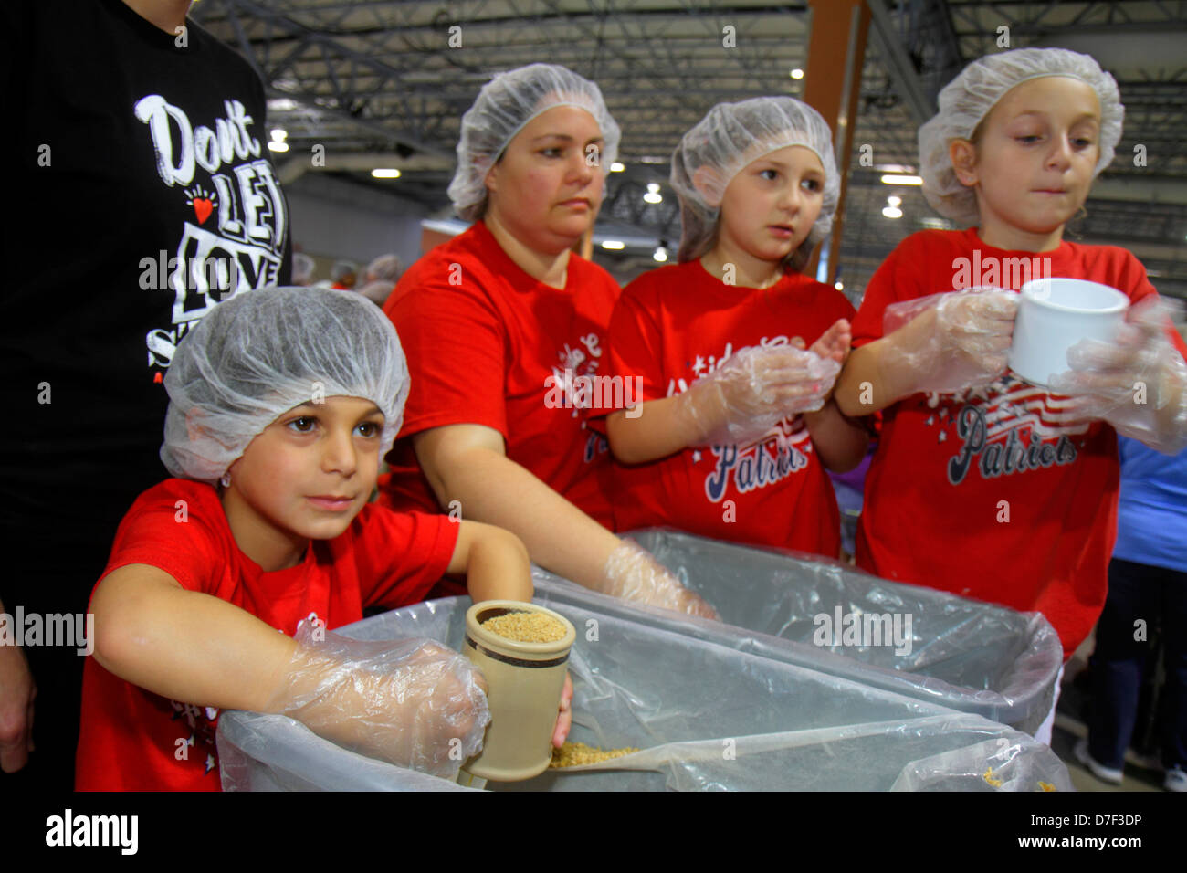 Miami Florida,Miami Dade County Fair & Expo,Feed My Starving Children,volontari volontari volontari lavoratori del lavoro,lavorando insieme servendo h Foto Stock