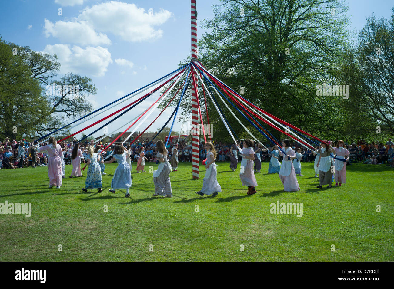 Polo può ballare, Ickwell, Bedfordshire,l'Inghilterra,maggio 2013. I bambini danza attorno al Maypole sul villaggio verde a Ickwell. Foto Stock