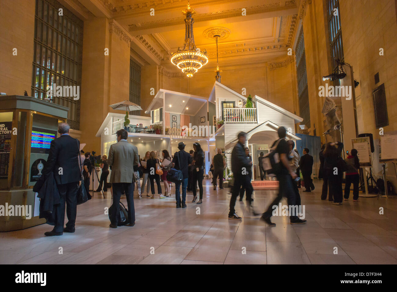 I visitatori di Grand Central Terminal stand in soggezione a un bersaglio di due-storia 'dollhouse' Foto Stock