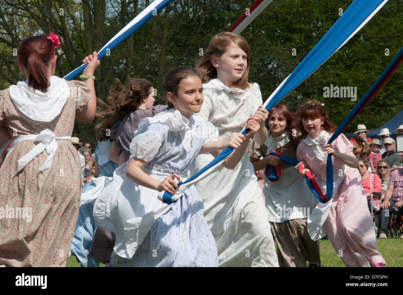 Polo può ballare, Ickwell, Bedfordshire,l'Inghilterra,maggio 2013. I bambini danza attorno al Maypole sul villaggio verde a Ickwell. Foto Stock