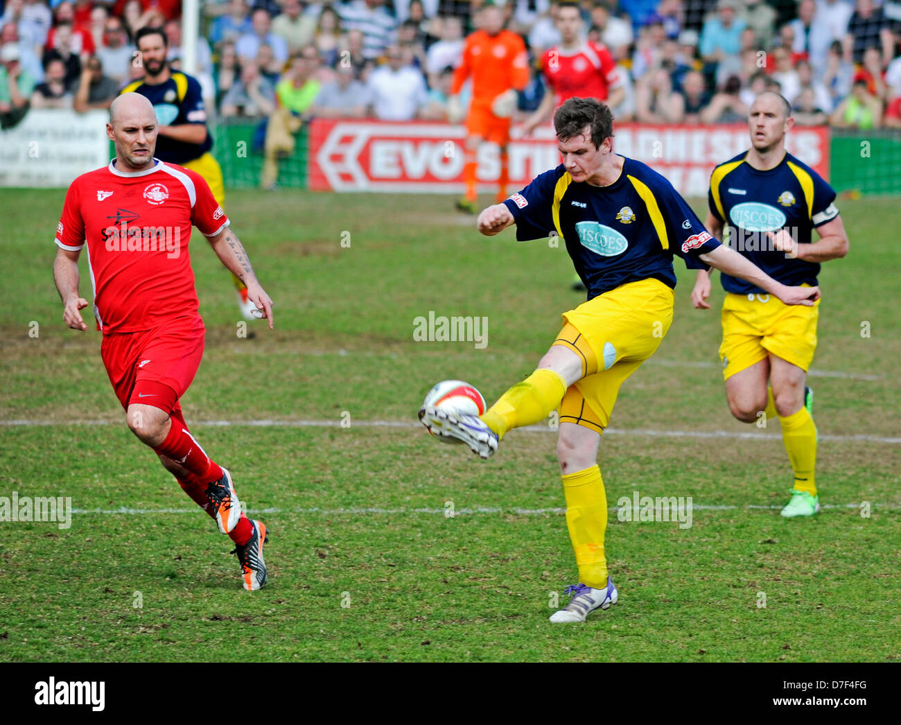Hemel Hempstead, Herts, Regno Unito. Il 6 maggio 2013. Hemel Hempstead - Evostik Southern Premier League Division Play Off finale - vincitori Gosport Borough vengono promossi alla conferenza campionato dopo una pena 5-4 shoot out la vittoria a Hemel Hempstead Town - 6 maggio 2013 foto di persone Press/Alamy Live News Foto Stock