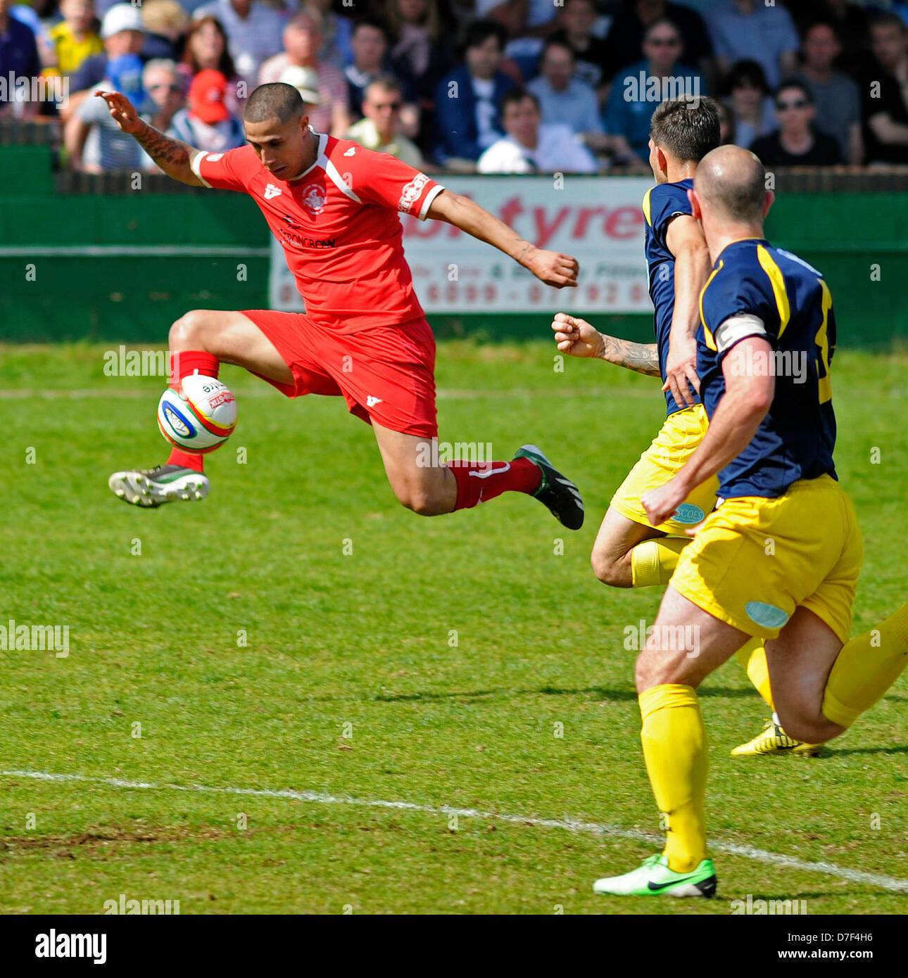 Hemel Hempstead, Herts, Regno Unito. Il 6 maggio 2013. Hemel Hempstead - Evostik Southern Premier League Division Play Off finale - vincitori Gosport Borough vengono promossi alla conferenza campionato dopo una pena 5-4 shoot out la vittoria a Hemel Hempstead Town - 6 maggio 2013 foto di persone Press/Alamy Live News Foto Stock