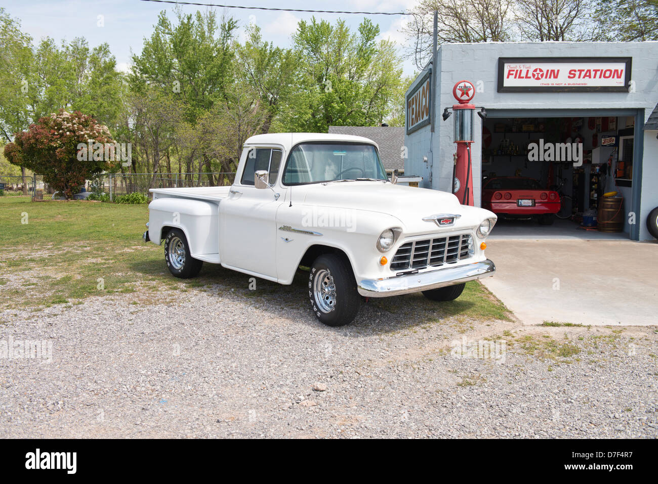 Un bianco, classic 1955 Chevrolet V8 raccoglitore seduto davanti a un privato museo di cimeli sulla Route 66 al di fuori di Yukon, Oklahoma, Stati Uniti d'America. Foto Stock