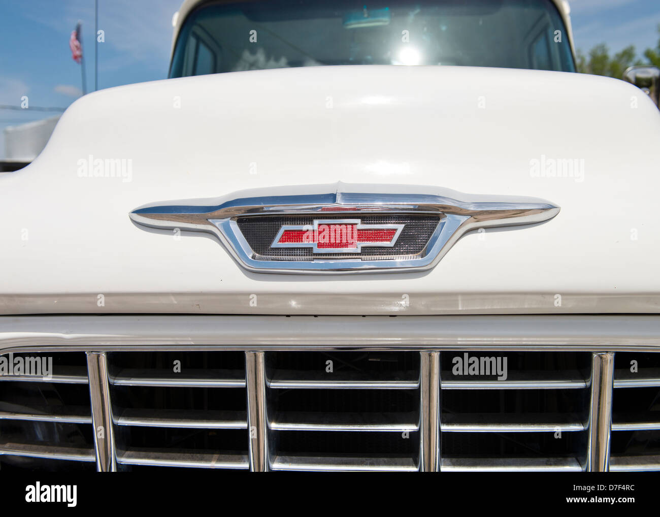 Un bianco, classic 1955 Chevrolet V8 di prelievo estremità anteriore closeup. American classic pickup, STATI UNITI D'AMERICA. Foto Stock