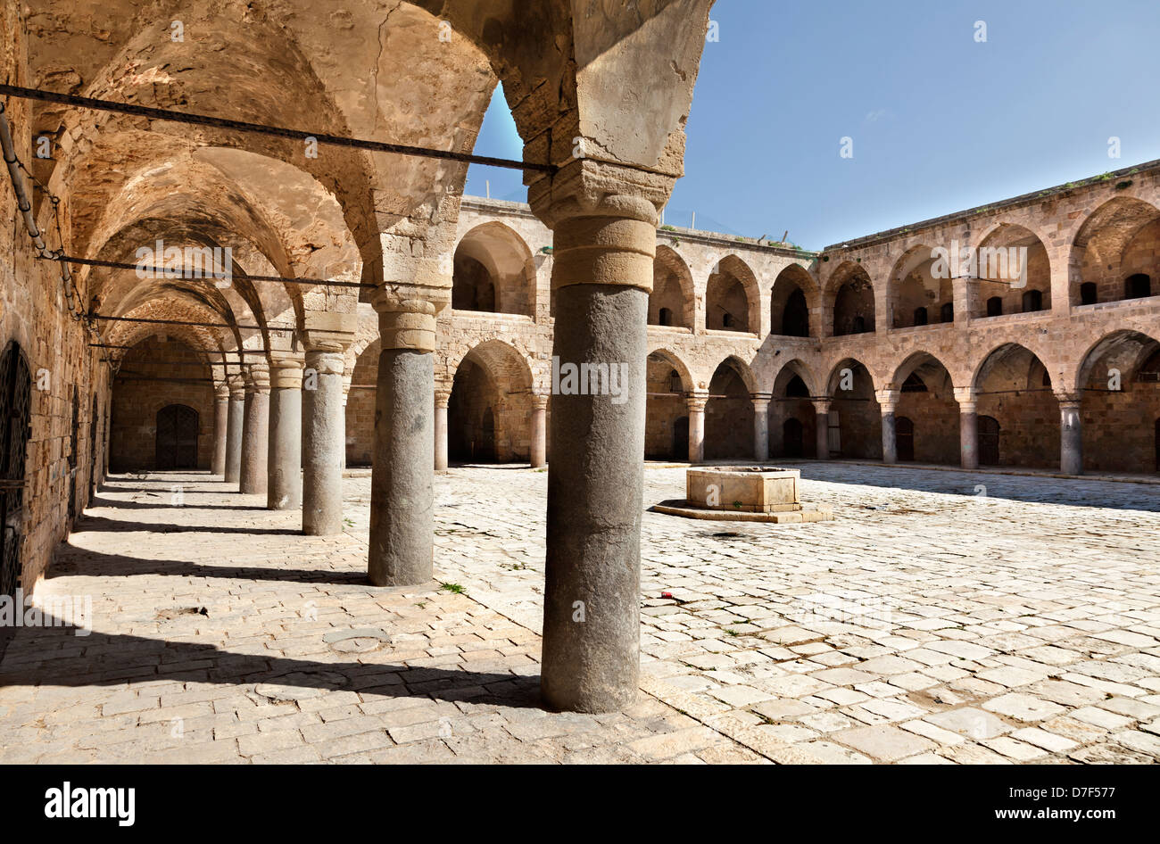 Khan al-Umdan (traduzione: Inn delle colonne) nella città vecchia di Acco, è il più grande e meglio conservato khan in Israele. Foto Stock