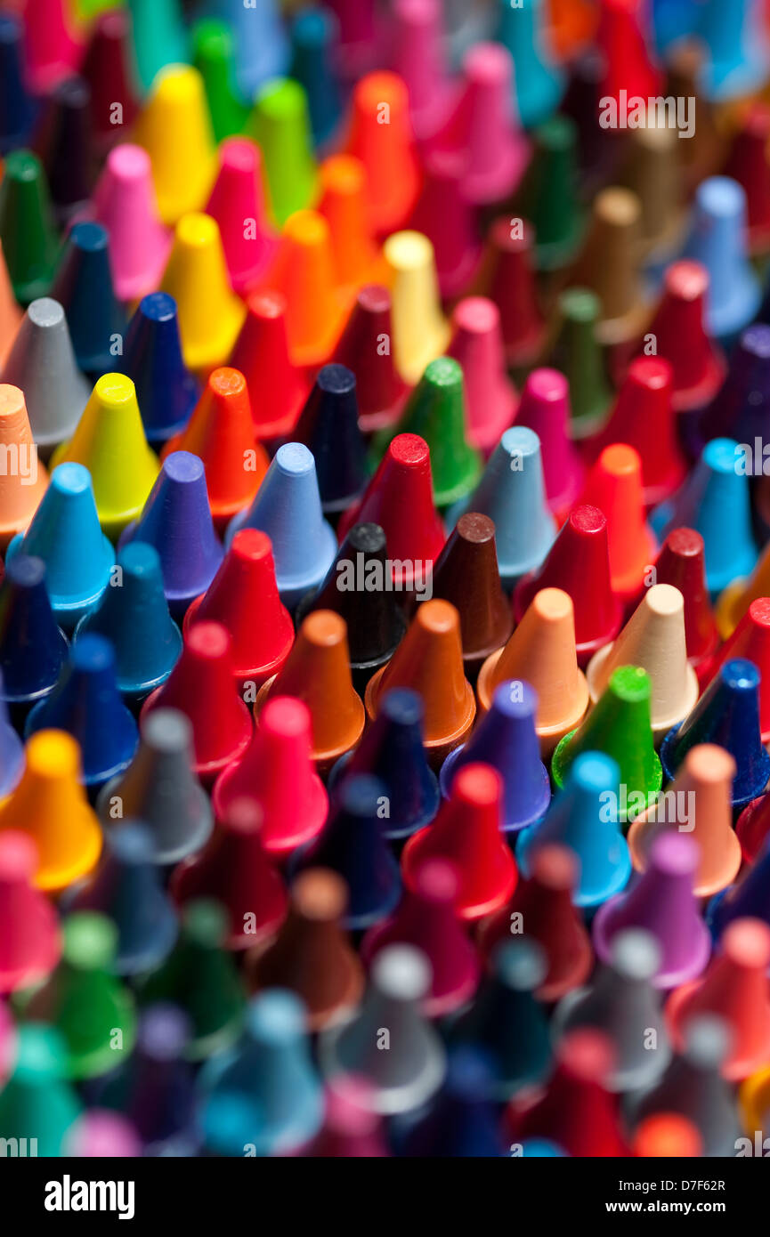 Righe multicolore di matite colorate creando combinazioni colorate Foto Stock