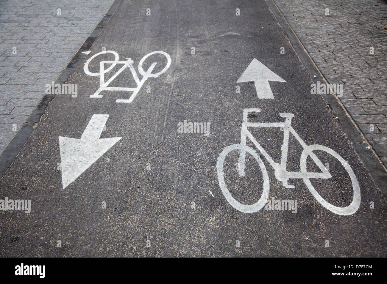 La segnaletica stradale che indica una corsia bicyle. Girato a Tel Aviv, Israele. Foto Stock