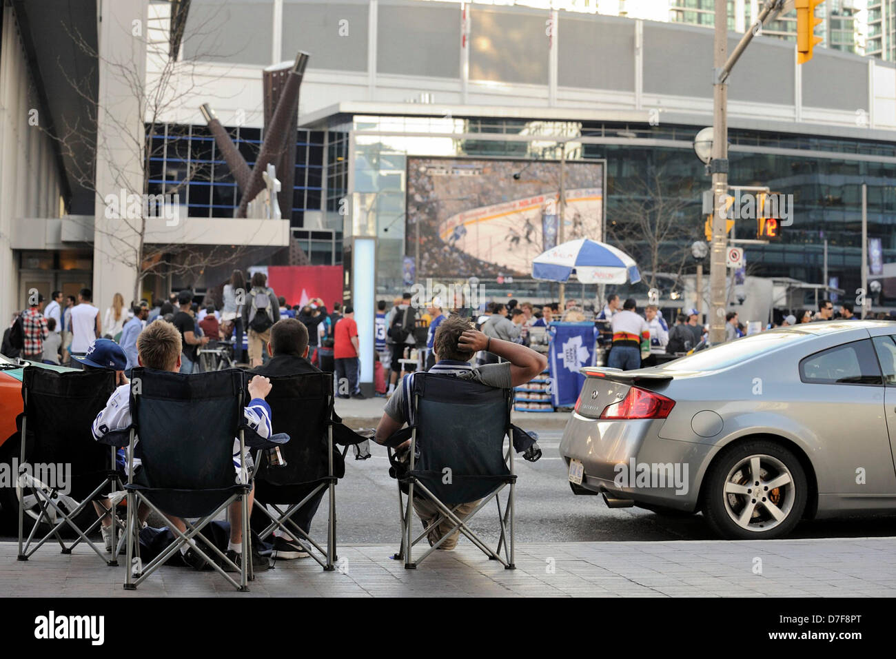 Toronto, Canada. Il 6 maggio 2013. Installazione di ventole prima fila su York Street come migliaia di tifosi impaccata del Toronto Maple Leafs piazza per una parte del portellone e guardare i playoff di hockey gioco sul grande schermo TV al di fuori della Air Canada Centre dove Toronto Maple Leafs ospita il suo primo home gioco di spareggio in nove anni. (DCP/N8N/Alamy Live News) Foto Stock