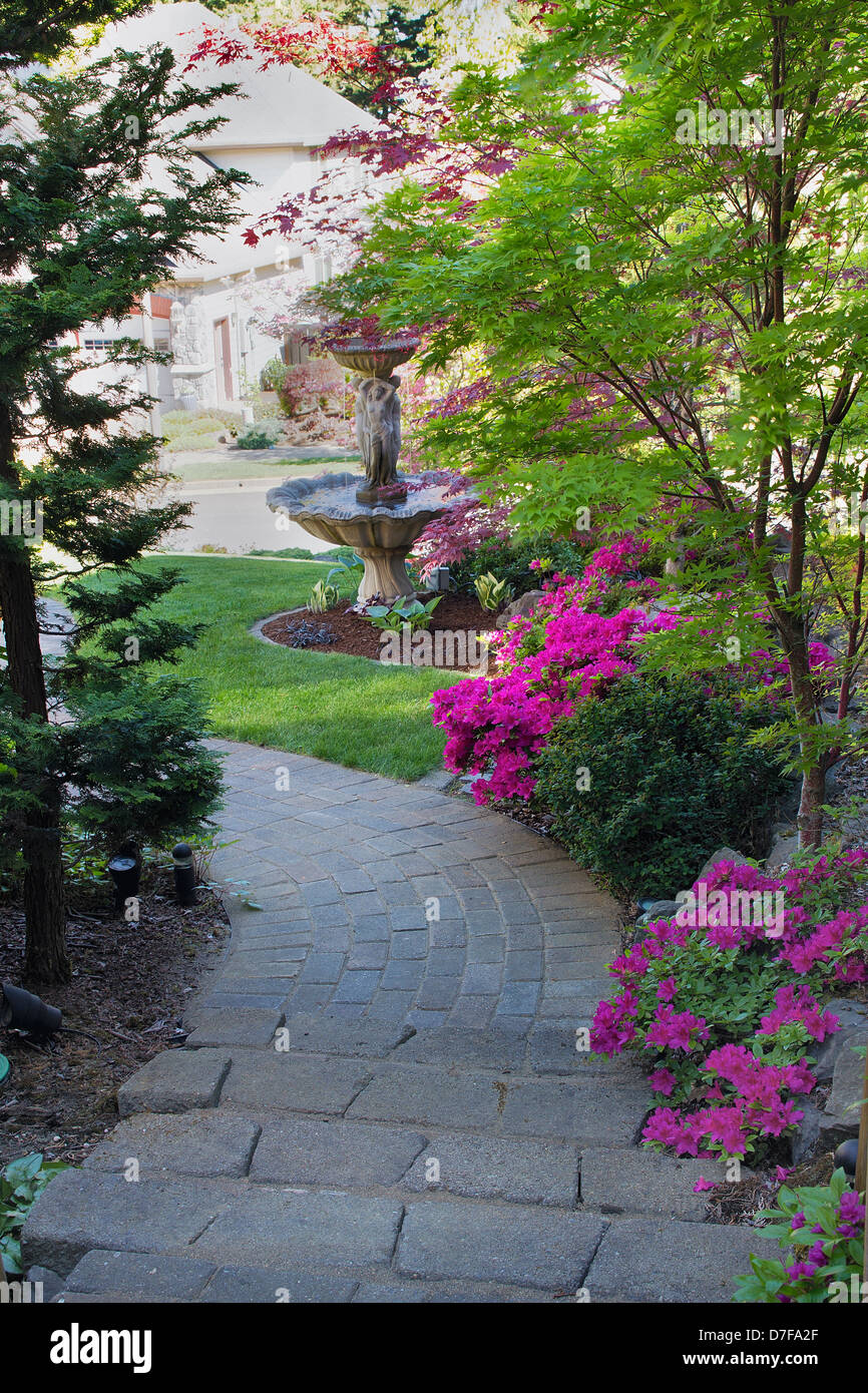Mattoni Lastricatori percorso e passi al cortile anteriore e Giardino Fontana Acqua Foto Stock