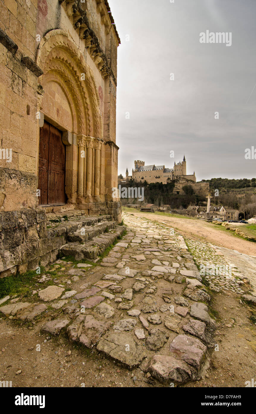 Visualizzare Alcazar of Segovia dalla Chiesa di Vera Cruz Foto Stock