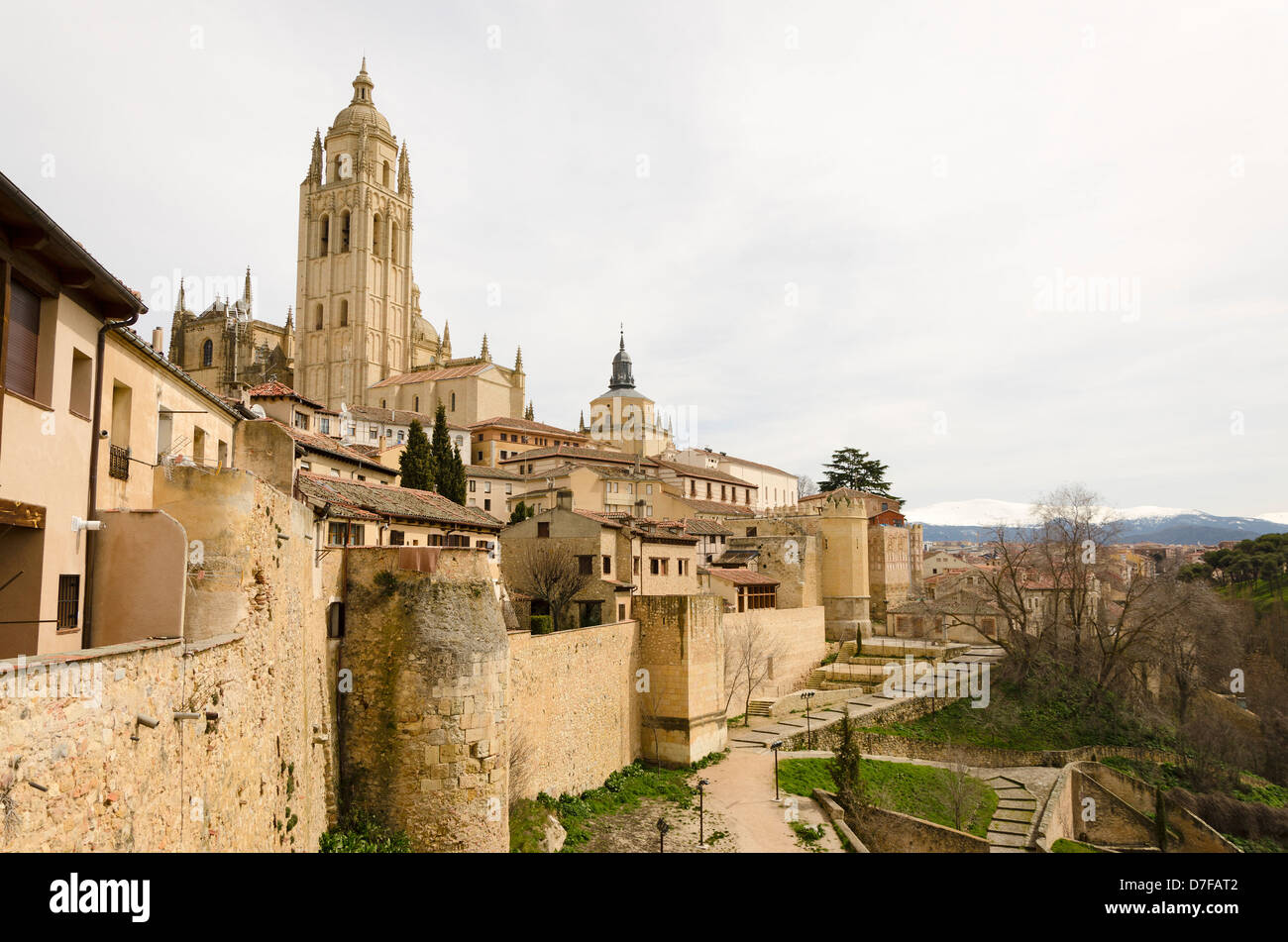 Vista della cattedrale di Segovia e il paesaggio circostante Foto Stock