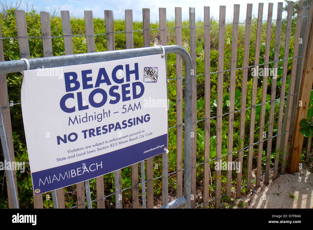 Miami Beach Florida, duna protetta, recinzione, segno, spiaggia chiusa mezzanotte, senza tregua, coprifuoco, FL120720008 Foto Stock