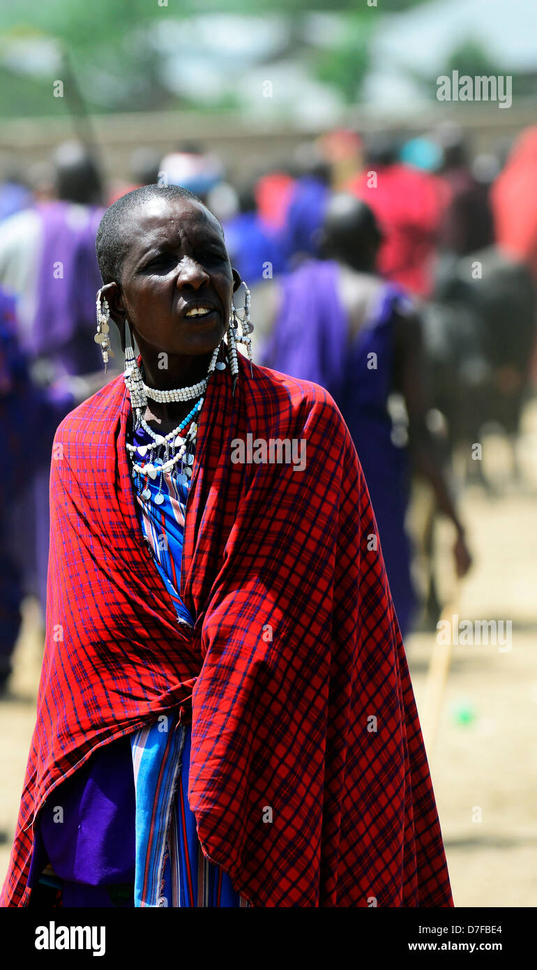 Un Masai donna in un colorato mercato Masai. Foto Stock