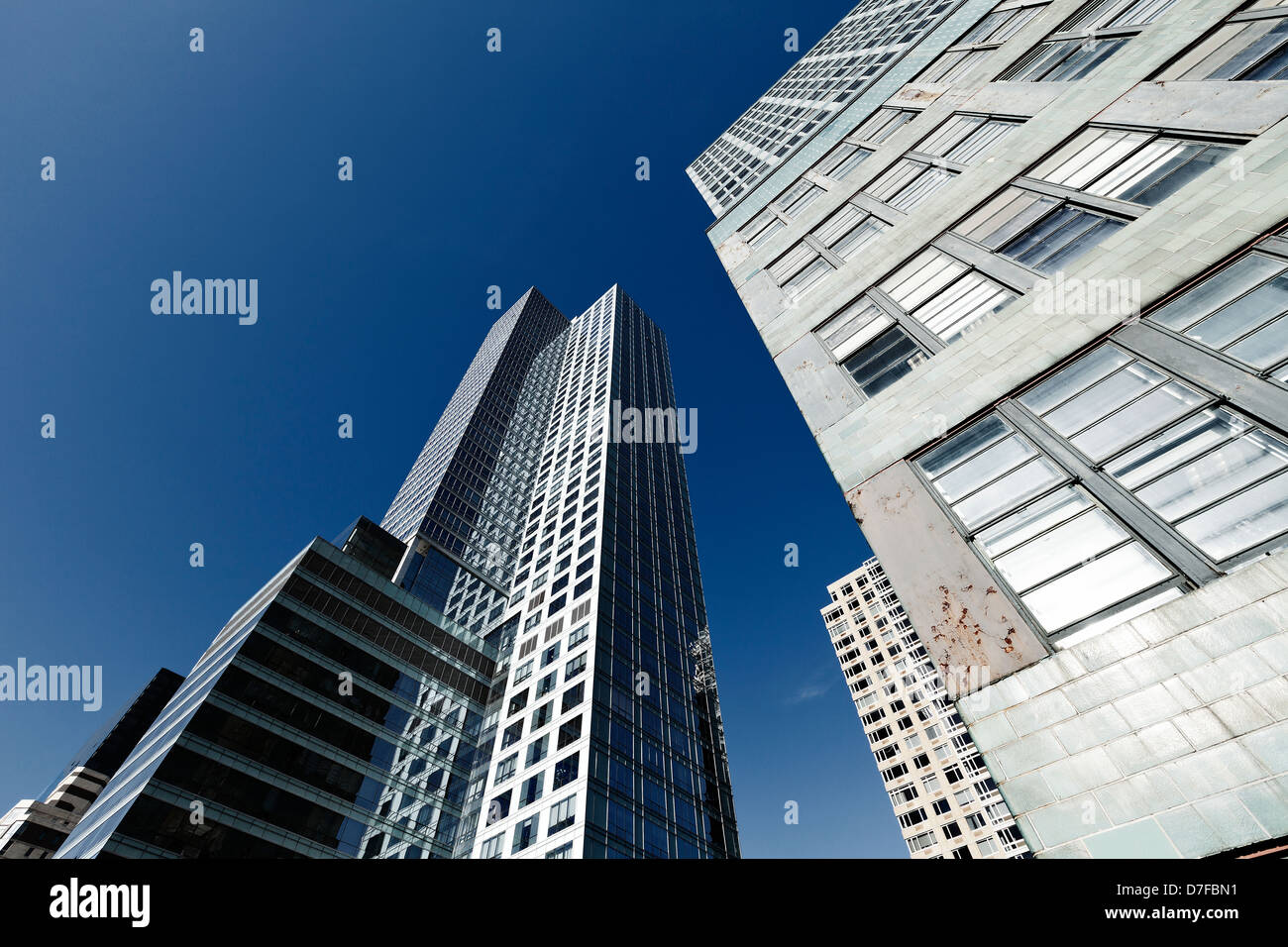 Bassa e un ampio angolo di visione di edifici per uffici raschiando il cielo di Manhattan. Foto Stock