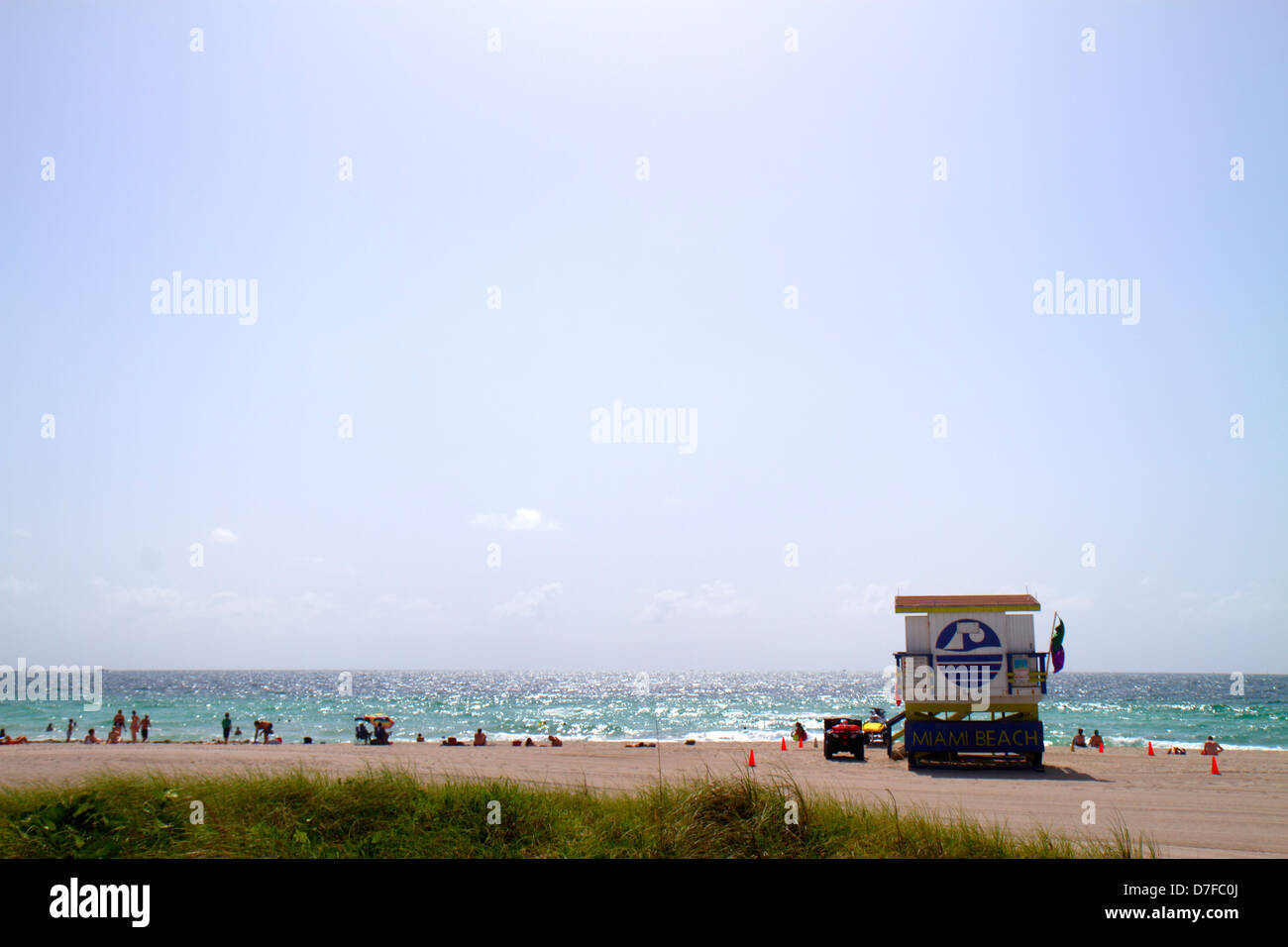 Miami Beach Florida, Oceano Atlantico, acqua, spiaggia pubblica, stazione di bagnino, bagnanti, sabbia, cielo, FL120720029 Foto Stock